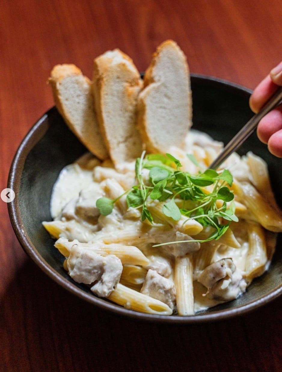 Penne Alfredo con pollo